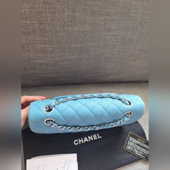 Chanel medium flap in caviar - Picture 3 of 13